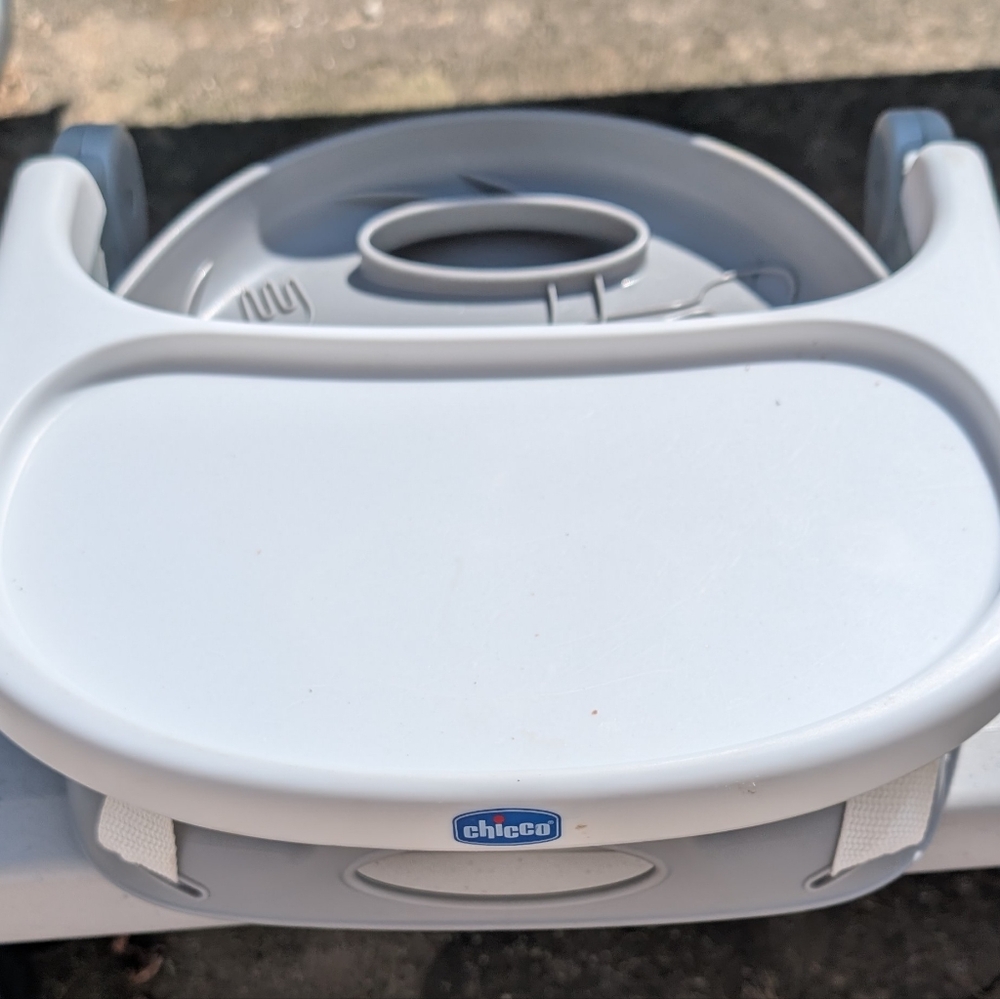 CHICCO Pocket Snack Toddler Booster Seat